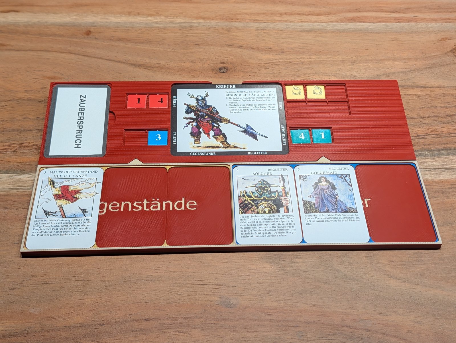 Charakterboard mit ausgeklappten Modulen für Gegenstände und Begleiter